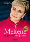 Meitene ar pistoli uz jumta